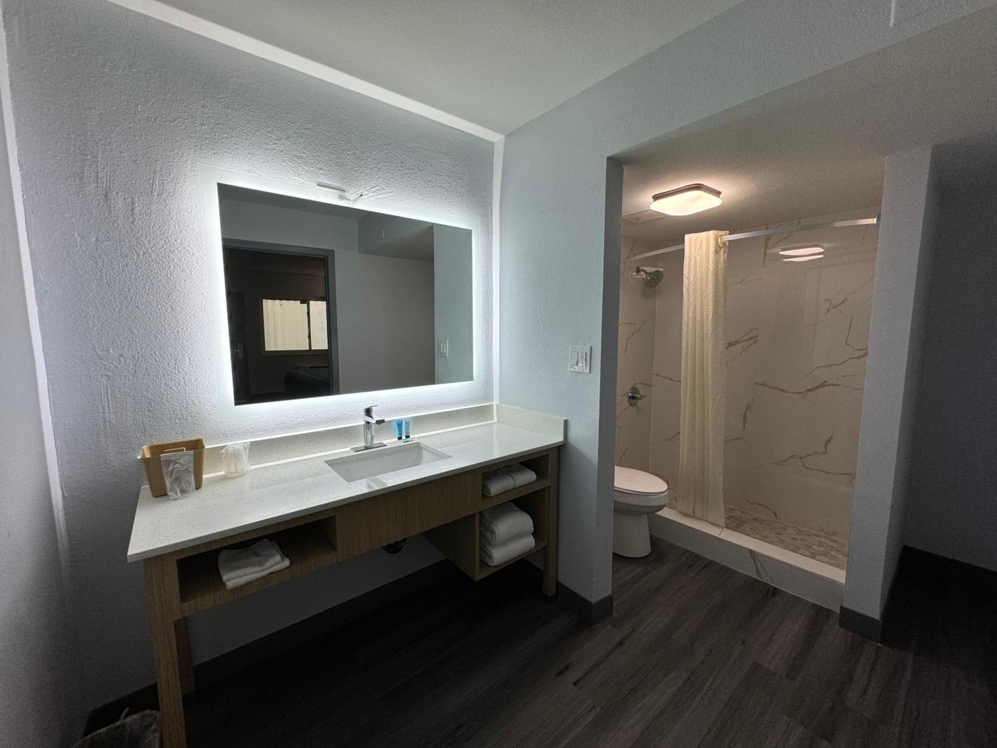 Travelodge By Wyndham Gainesville Exterior photo