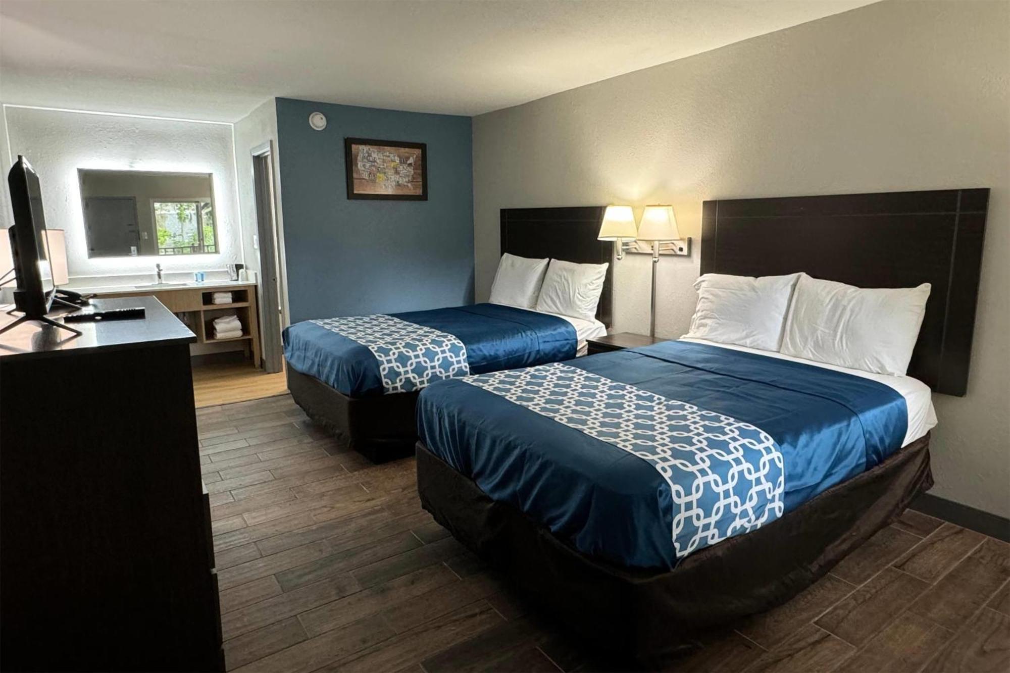 Travelodge By Wyndham Gainesville Exterior photo